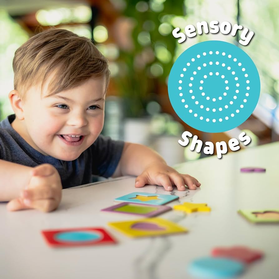 Niño jugando con formas sensoriales de madera